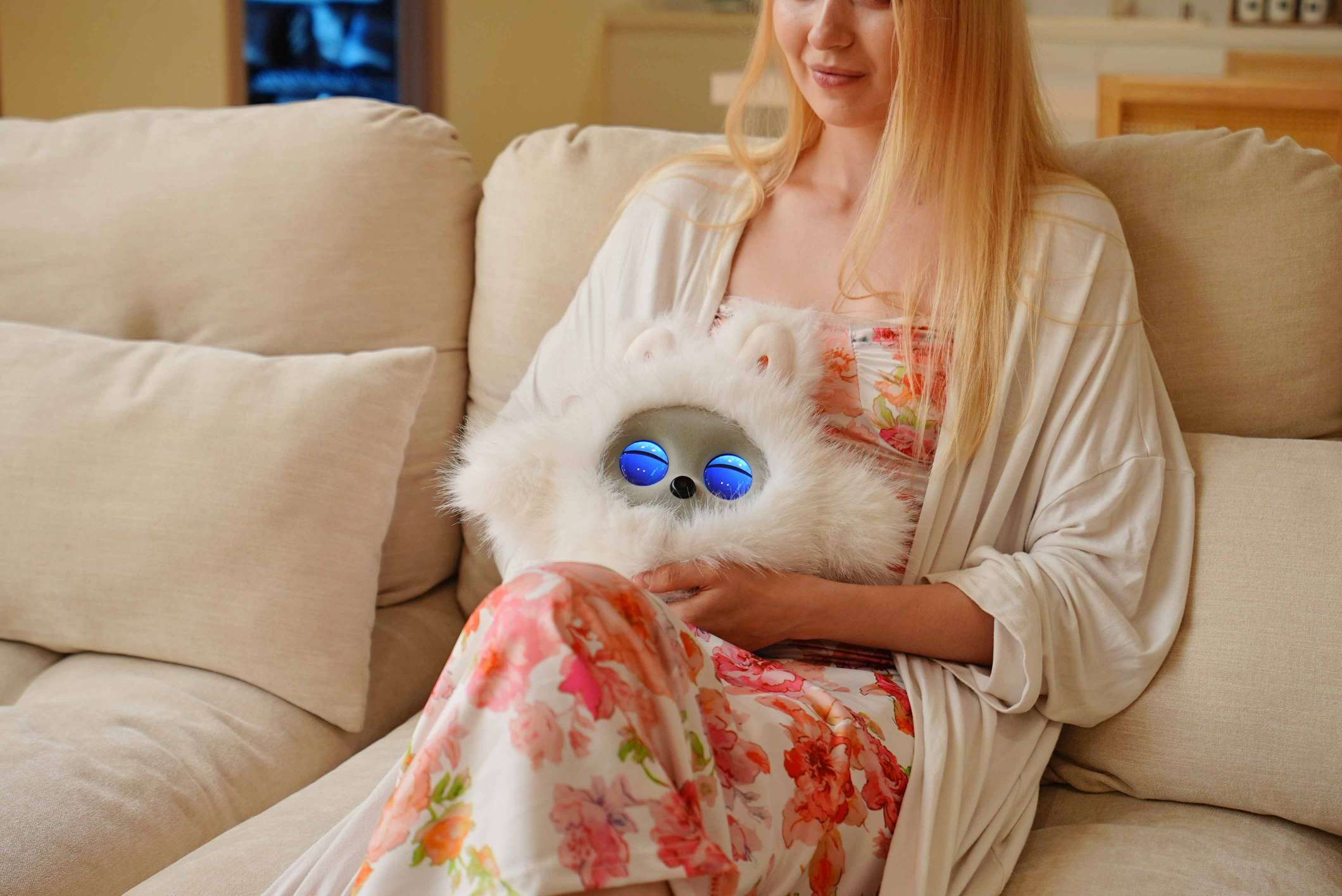 Роботичко милениче со вештачка интелигенција: овозможено со технологија, што го прави дружењето потопло