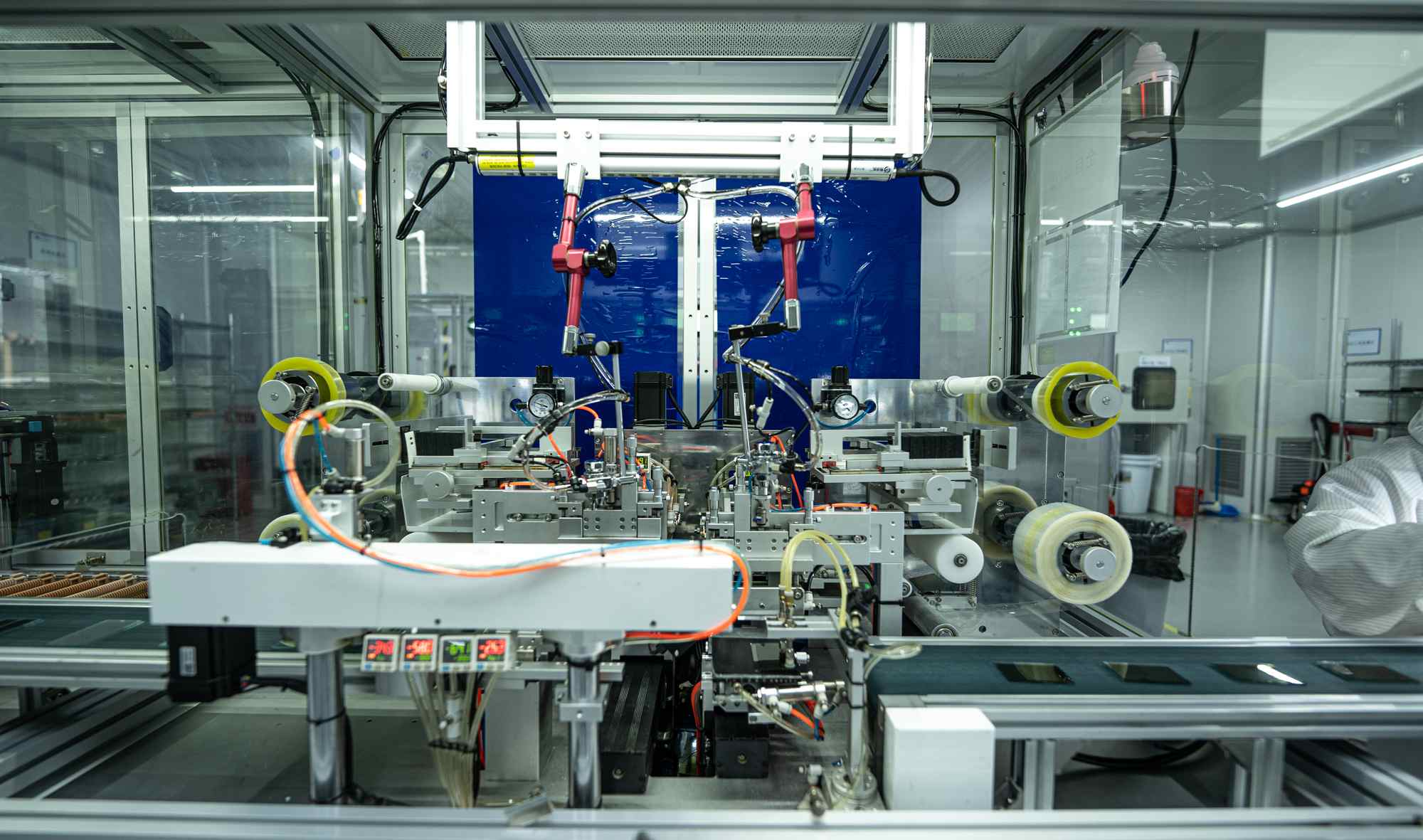 Прецизно усогласување и склопување на ќелии: Анализа на процесите на обложување и триење на PI во производството на LCD