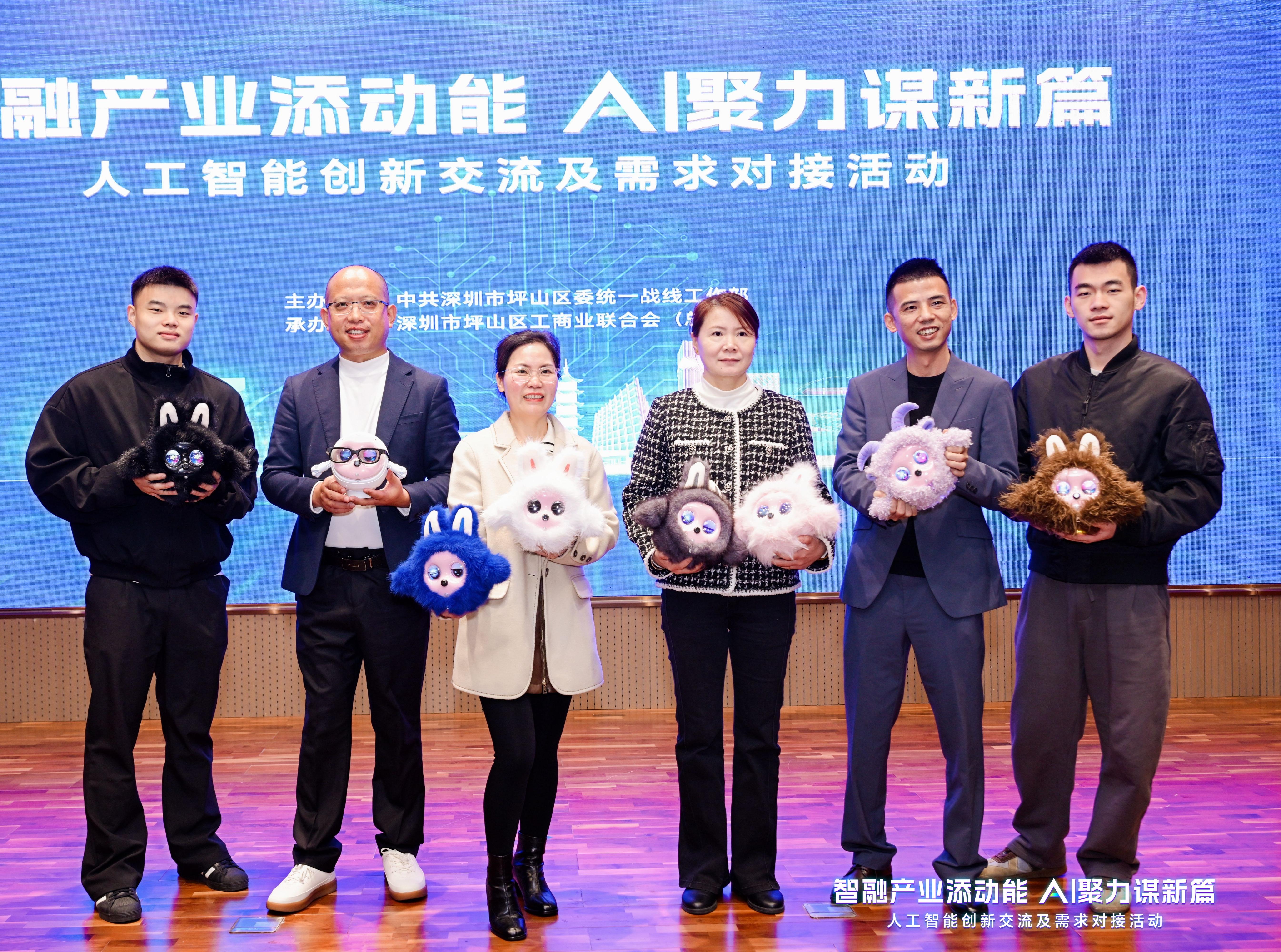 Интелигенцијата се интегрира во индустријата, додавајќи импулс | Роботот за домашни миленици К-Бебе со вештачка интелигенција на CNK Electronics сјае на берзата за иновации во Пингшан и ја воодушевува публиката!